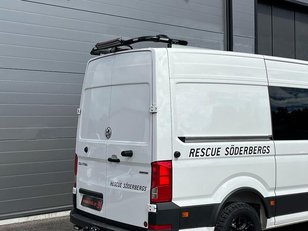 T-RACK VW Crafter H2 & H3 17- kattokiskoilla. Takimmainen/etummainen kattokaari