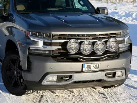 Q-LIGHT Chevrolet Silverado 1500 High Country 19-22 lisävaloteline (lisävalokaari) 4 valolle - Valoraudat pakettiautoon - 8020120890 - 1