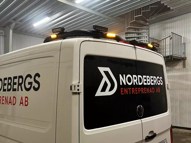 T-RACK VW Crafter H2 Compact 17- kattokameralla. Takimmainen kattokaari - Työvalotelineet pakettiautoon - 8020120923 - 1