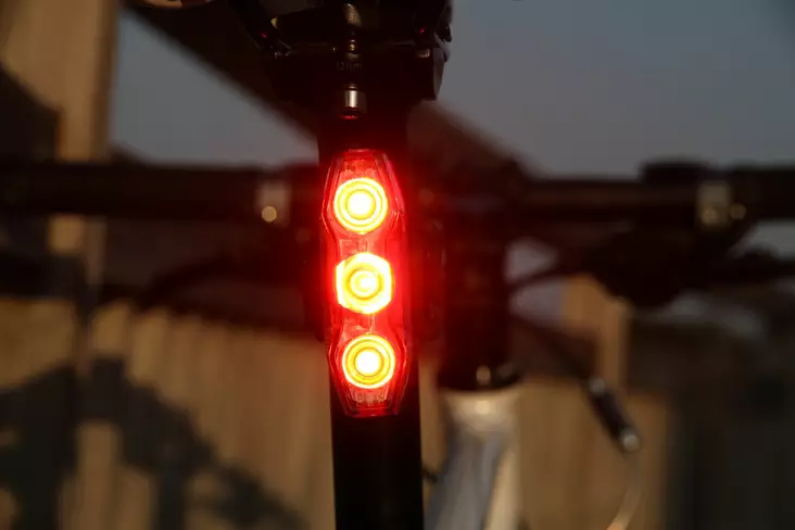 CatEye VIZ300 takavalo USB-C - Polkupyörän takavalot - 8020112764 - 1