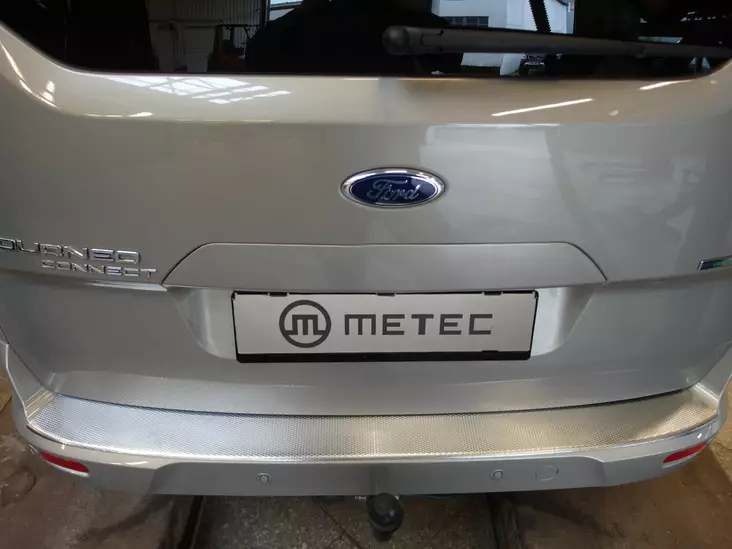 Takapuskurin suojalevy Ford Connect 2014-, Metec - Vetokoukun askelmat pakettiautoon - 8020102564 - 1