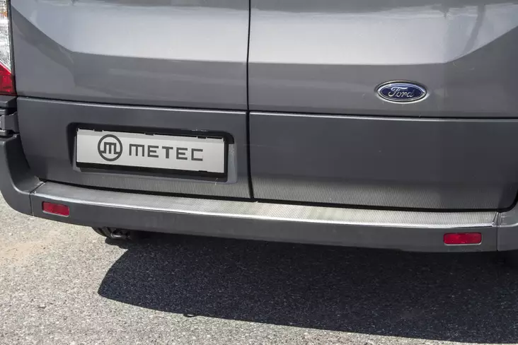 Takapuskurin suojalevy Ford Transit 2014-, Metec - Vetokoukun askelmat pakettiautoon - 8020102565 - 1