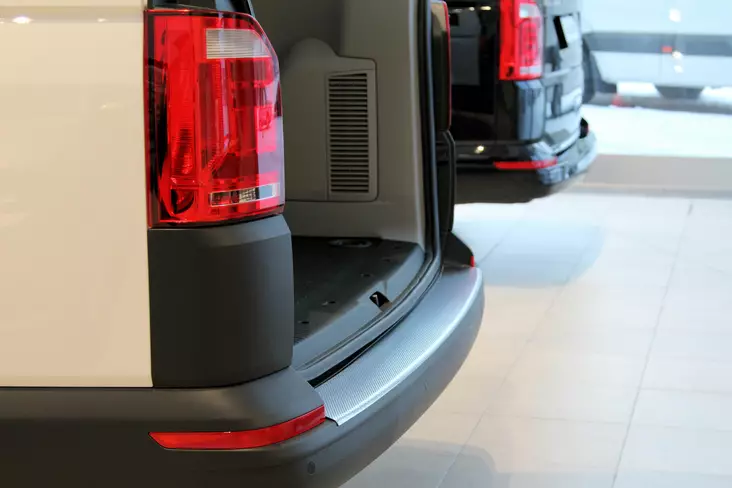 Takapuskurin suojalevy VW T6 2015-2019, nosto-ovelliset mallit, Metec - Vetokoukun askelmat pakettiautoon - 8020102585 - 1