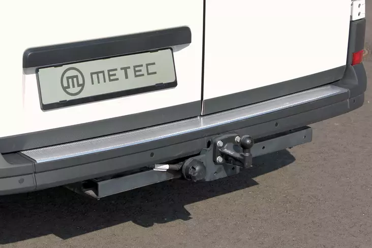 Takapuskurin suojalevy VW Crafter 2017-, Metec - Vetokoukun askelmat pakettiautoon - 8020102577 - 1