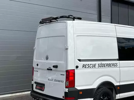 T-RACK VW Crafter H2 & H3 17- kattokiskoilla. Takimmainen/etummainen kattokaari - Työvalotelineet pakettiautoon - 8020120918 - 1