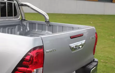 Takalaidan suojalevy Toyota Hilux 2016-, Metec - Vetokoukun askelmat pakettiautoon - 8020102558 - 1