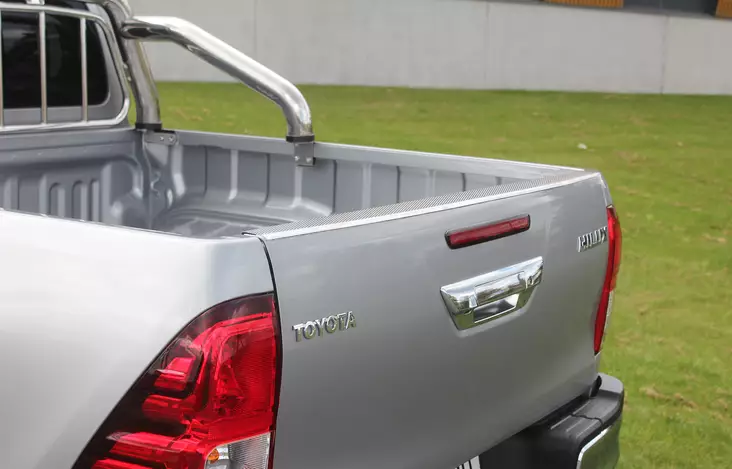 Takalaidan suojalevy Toyota Hilux 2016-, Metec - Vetokoukun askelmat pakettiautoon - 8020102558 - 1